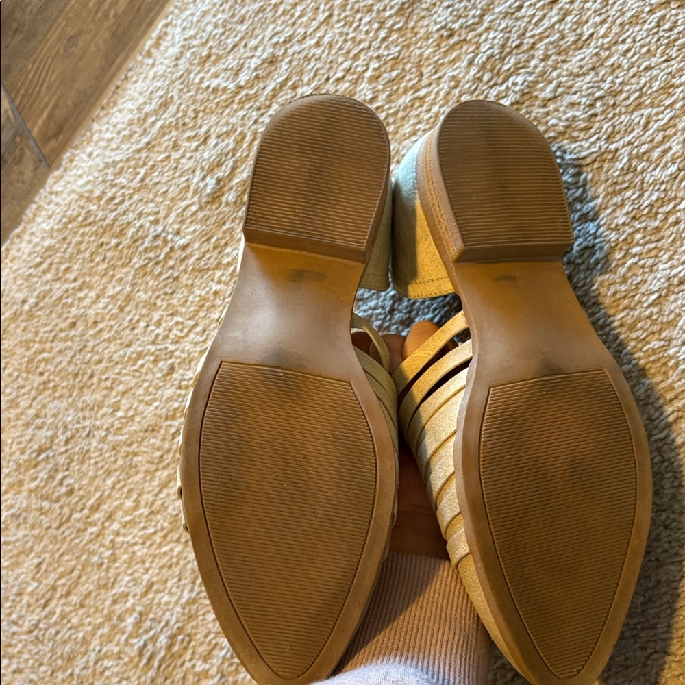 Maurice’s taupe flats - Picture 3 of 4